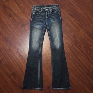 I’m selling these buckle pants. They’re very pretty. They’re for kids and